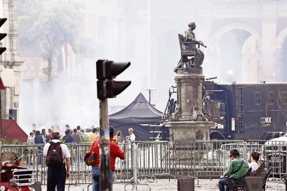 Los cierres obligan a peatones a rodear para atravesar el centro (BERENICE FREGOSO. EL UNIVERSAL)