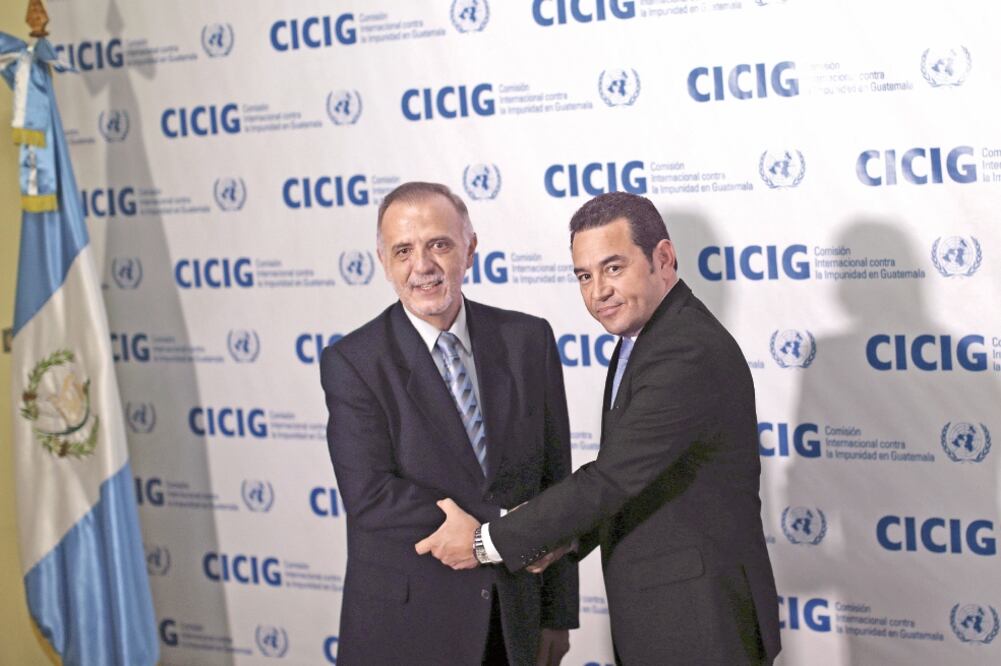 El entonces presidente electo Jimmy Morales (der.) con el comisionado de la CICIG, Iván Velásquez, en esta foto de 2015 en Guatemala. FOTO: ARCHIVO. REUTERS