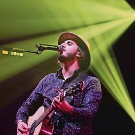 Morat regala “Besos en guerra” en concierto