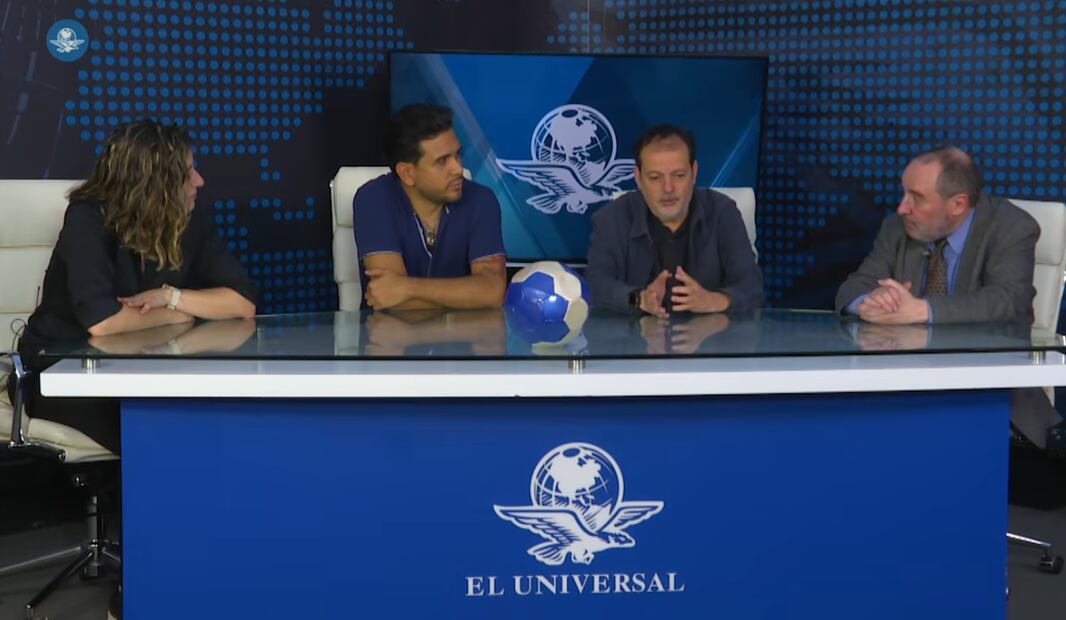 Eloísa Sánchez, José Quezadam Javier García-Galiano y Mauricio Rocha Iturbide conversan a propósito del Mundial 2026.
Foto: EL UNIVERSAL