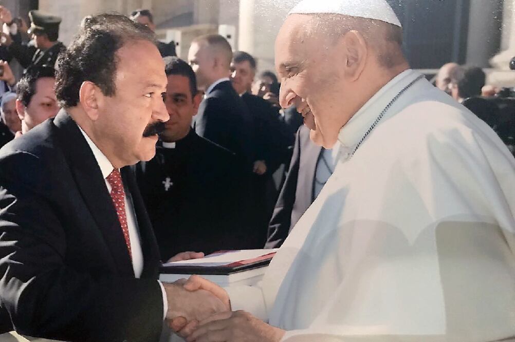 Hace 4 días, Armando Ahued entregó al Papa Francisco una carta del propio Mancera en la que hablaba de Médico en tu casa (CORTESÍA)