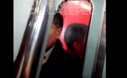 Graban a pasajero que viaja por fuera de vagones del Metro
