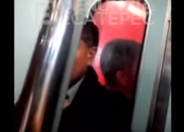 Graban a pasajero que viaja por fuera de vagones del Metro
