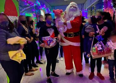 Santa Claus lleva regalos y alegría al penal de Santa Martha Acatitla