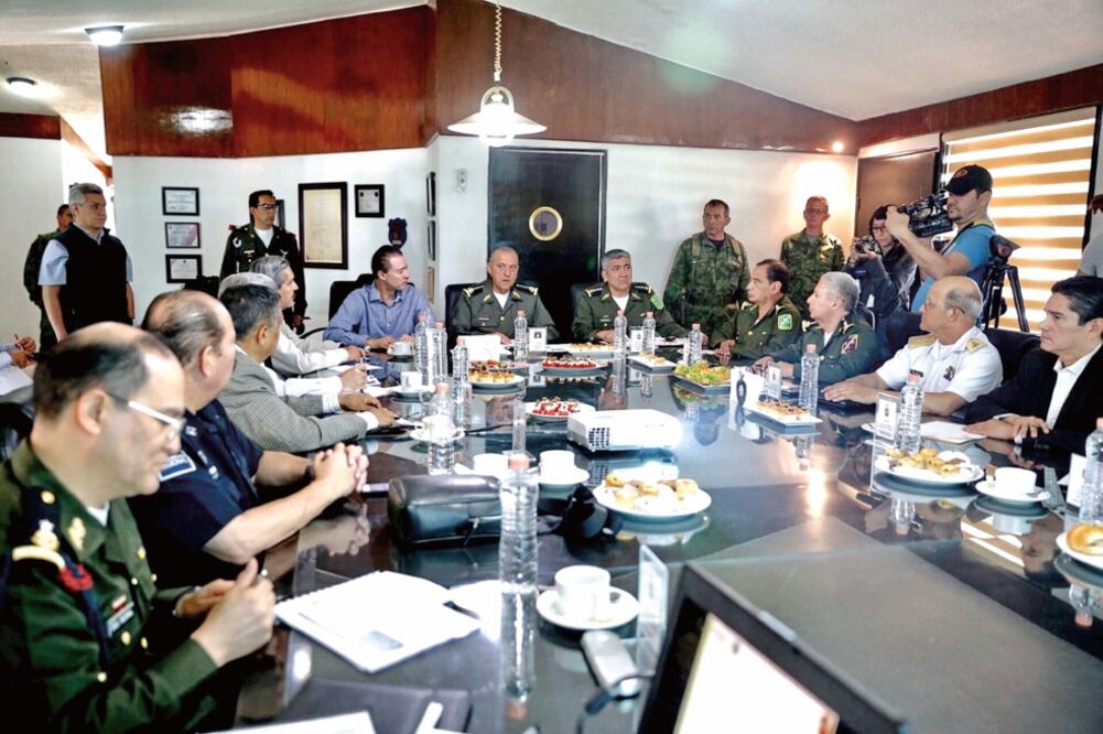 El secretario de la Defensa Nacional, Salvador Cienfuegos Zepeda, encabezó ayer en la reunión del Grupo Seguridad Sinaloa, con el objetivo de dar seguimiento a la estrategia establecida en el tema (GOBIERNO DE SINALOA)