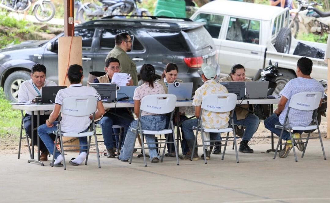 Los mexicanos han recibido alimentos, consultas médicas, medicinas y documentos para su estancia legal. Foto: Especial