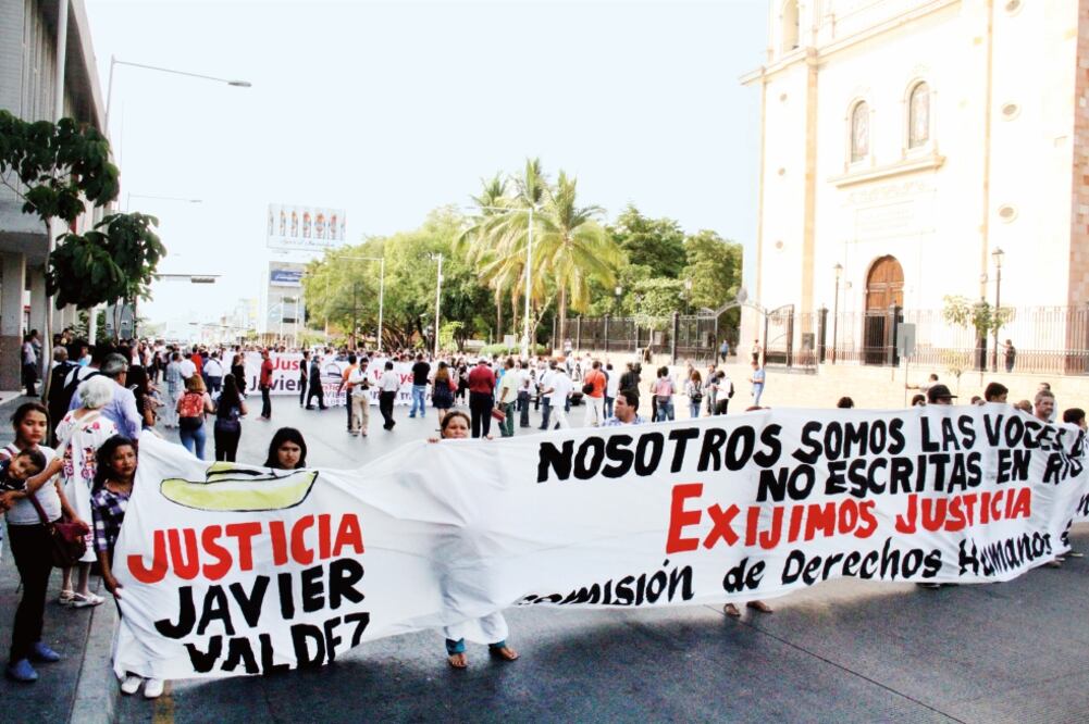 En la capital de Sinaloa, un contingente partió de la Catedral a las escalinatas de Palacio de Gobierno, para exigir justicia a Javier Valdez. (ARTURO TOLOSA. EL UNIVERSAL)
