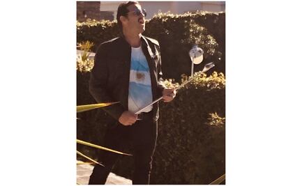 Imitador de Freddie Mercury entretiene a vecinos en la cuarentena