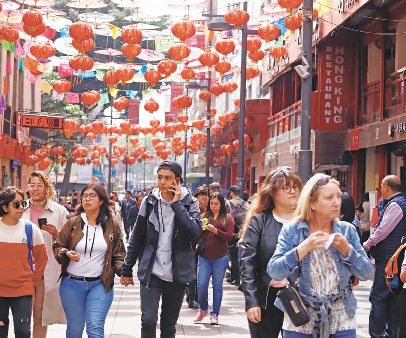 En el Barrio Chino, en el Centro de la capital del país, el virus que tiene en alerta a gran parte del mundo no preocupa a los paseantes. BERENICE FREGOSO. EL UNIVERSAL