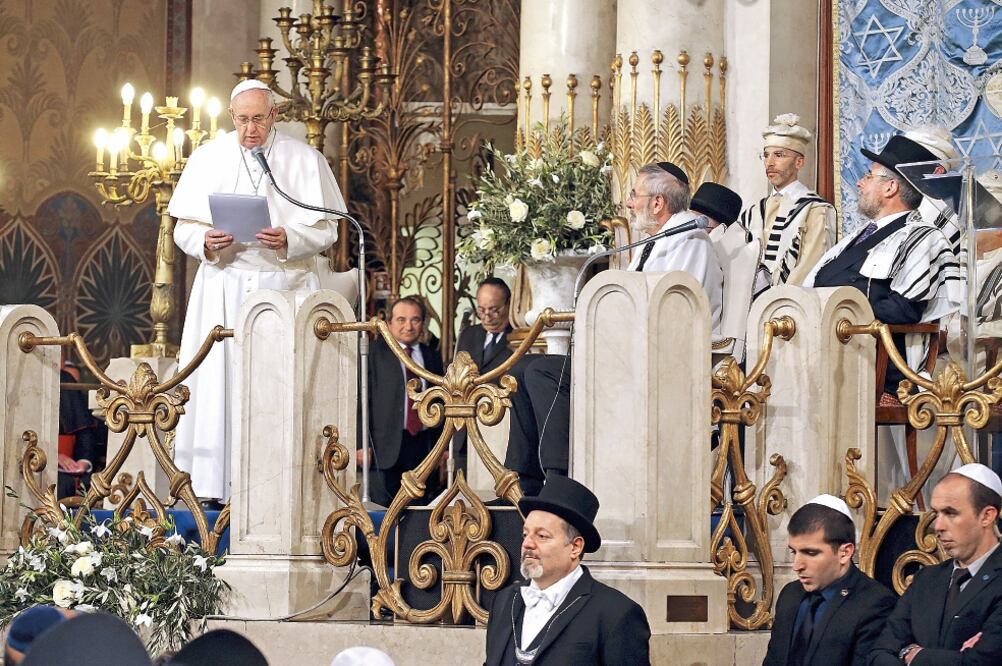 Francisco se convirtió en el tercer Papa en visitar la principal sinagoga de la capital italiana, ubicada enfrente del Vaticano cruzando el río Tíber, después de Juan Pablo II y de Benedicto XVI (ALESSANDRO BIANCHI. REUTERS)