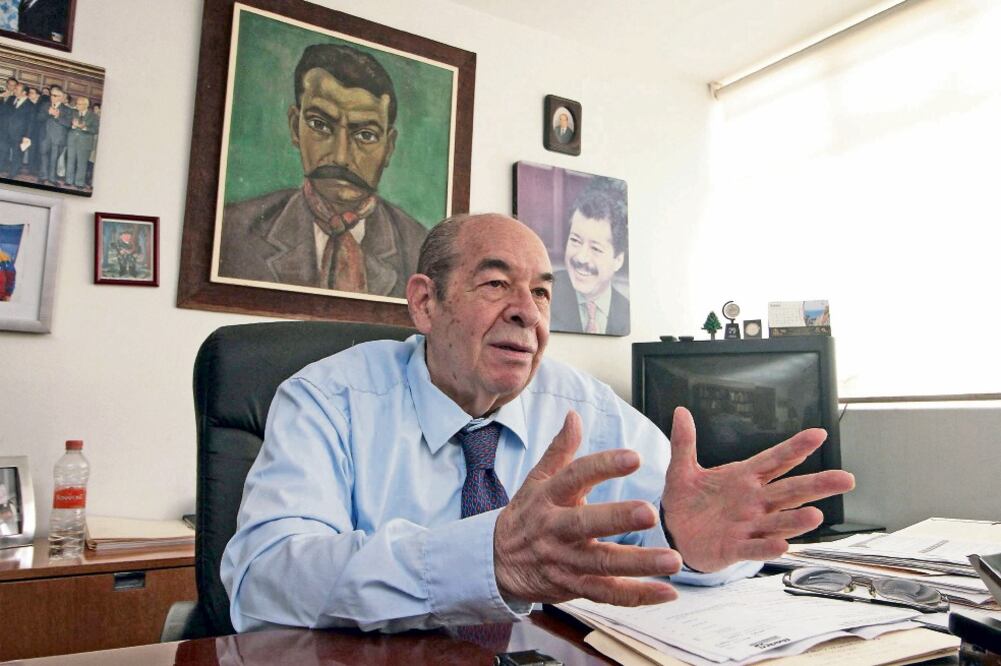 Gustavo Carvajal fue senador, diputado federal y ocupó diversos cargos públicos. En la imagen, en una entrevista con EL UNIVERSAL en julio pasado. (ARCHIVO EL UNIVERSAL)