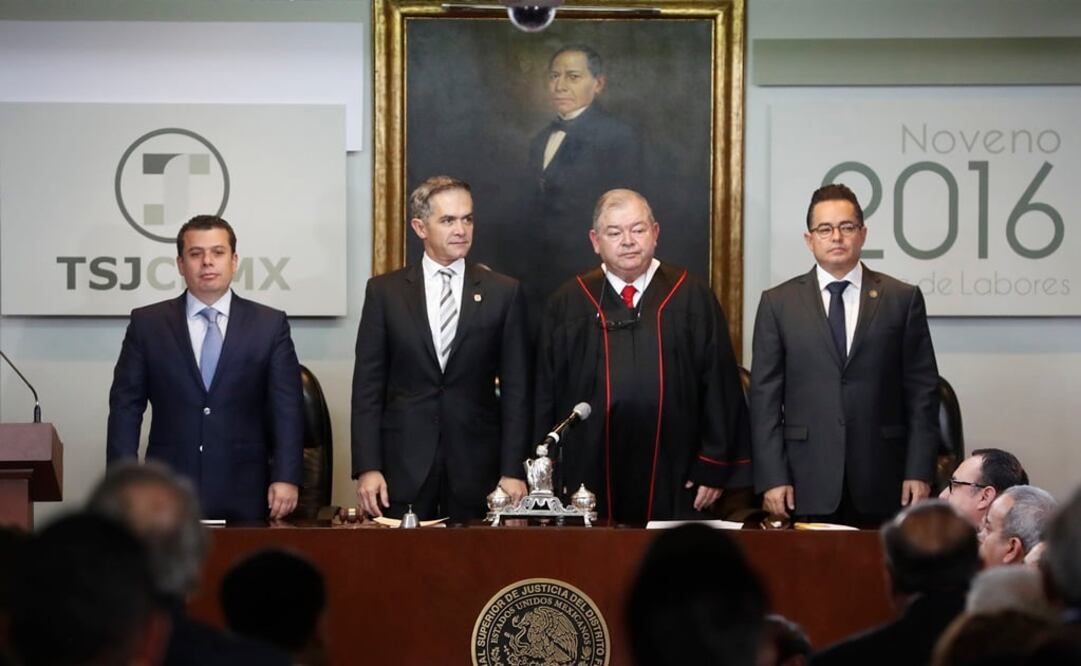 Al informe del magistrado Édgar Elías Azar asistieron Humberto Castillejos, consejero jurídico del Ejecutivo federal; el jefe de gobierno, Miguel Ángel Mancera, y el diputado Leonel Luna Estrada. (Foto: Luis Cortés/El Universal)