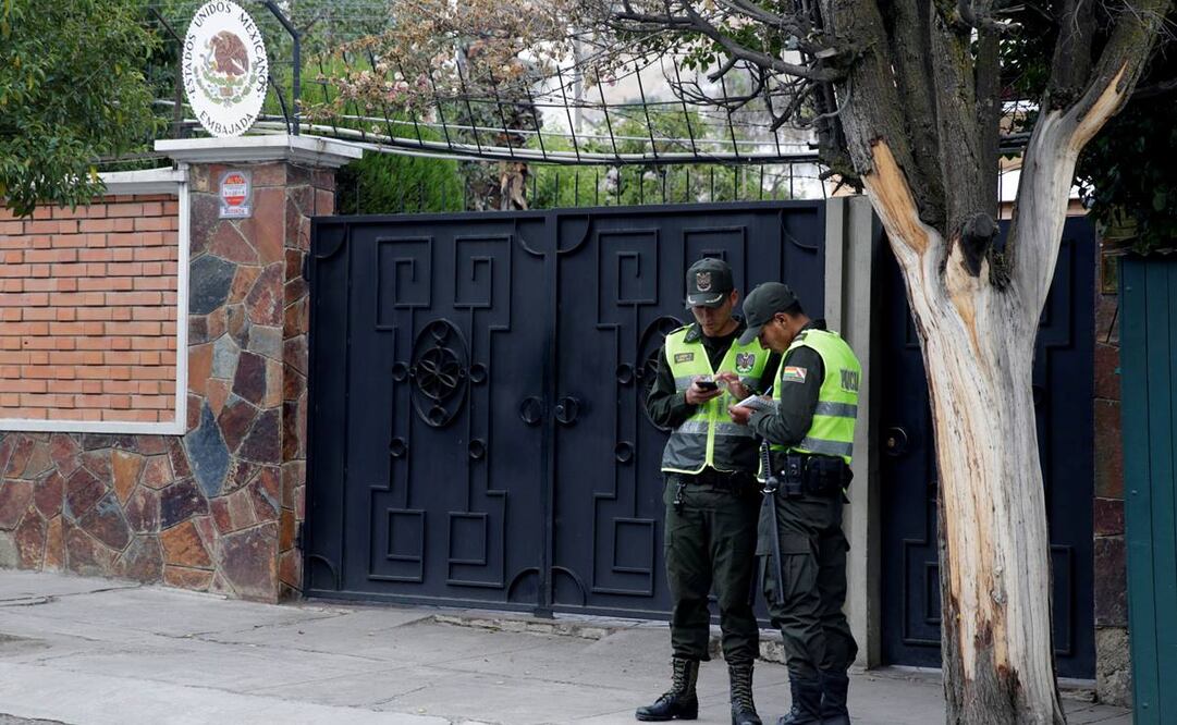 Policías en las inmediaciones de la embajada de México en Bolivia (Foto: Reuters)