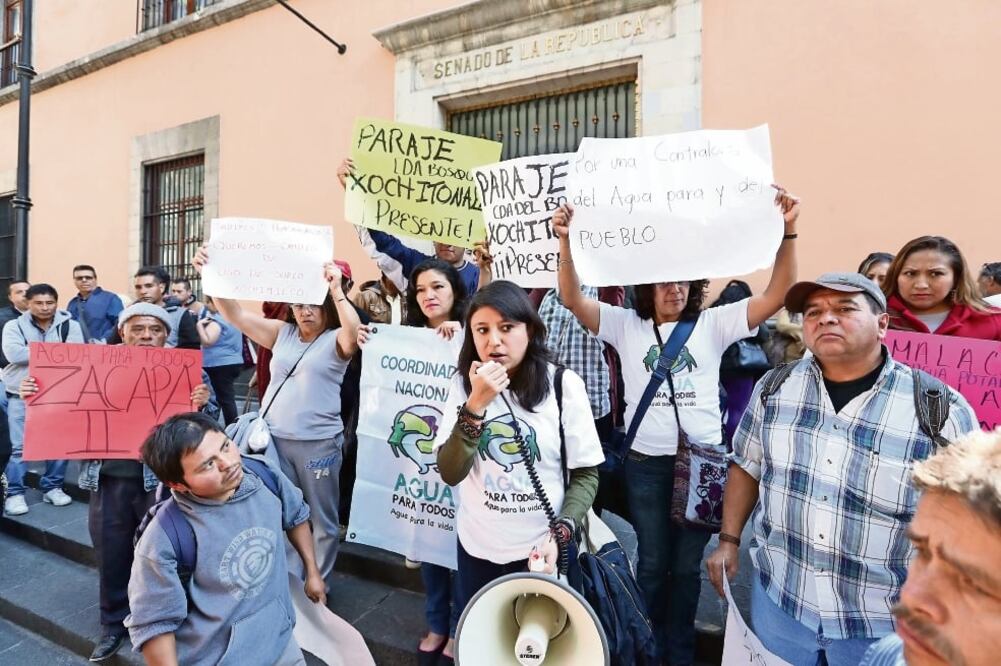 Los manifestantes acudieron a Xicoténcatl y aseguraron que recabarán 130 mil firmas para pedir que su propuesta de contraloría ciudadana se incluya en la Constitución de la CDMX. (BERENICE FRAGOSO. EL UNIVERSAL)