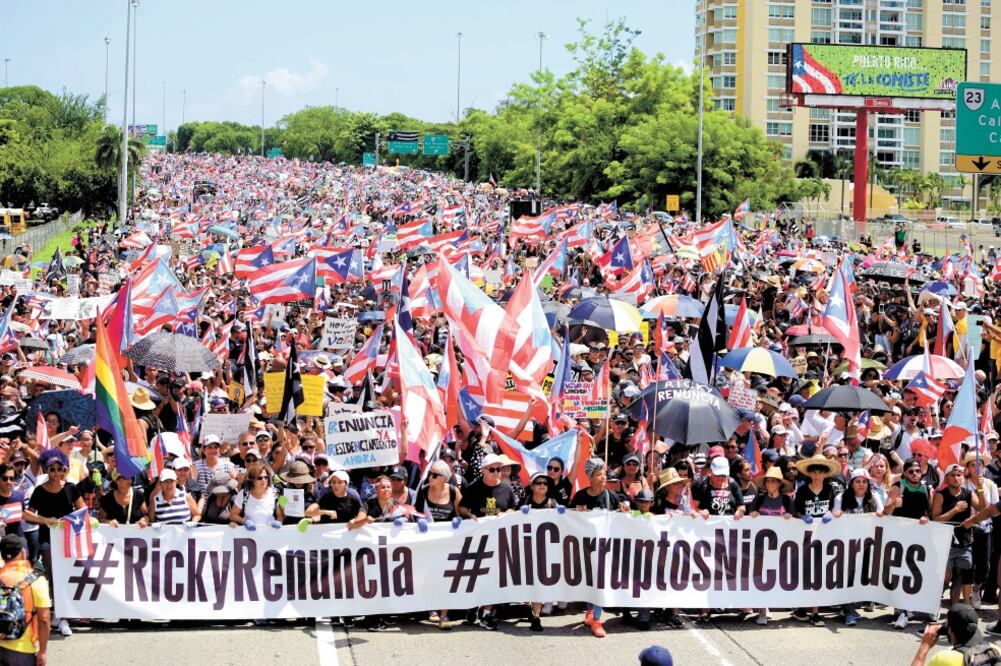 Manifestantes en la avenida Américas de San Juan, Puerto Rico, exigen la renuncia del gobernador Ricardo Rosselló, tras revelarse chat s con comentarios despectivos del funcionario. Foto/CARLOS GIUSTI. AP
