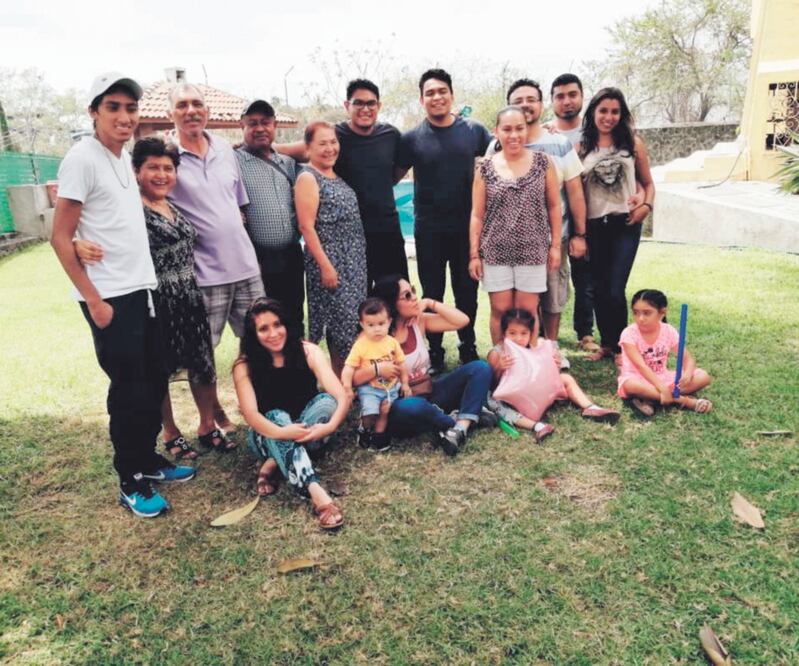 Con el dinero de la venta de roscas, chocolate y galletas en Chilpancingo, Guerrero, que organizan las hermanas de Irving, se ayudará a los gastos de la estadía de sus familiares en Francia. Fotos: CORTESÍA
