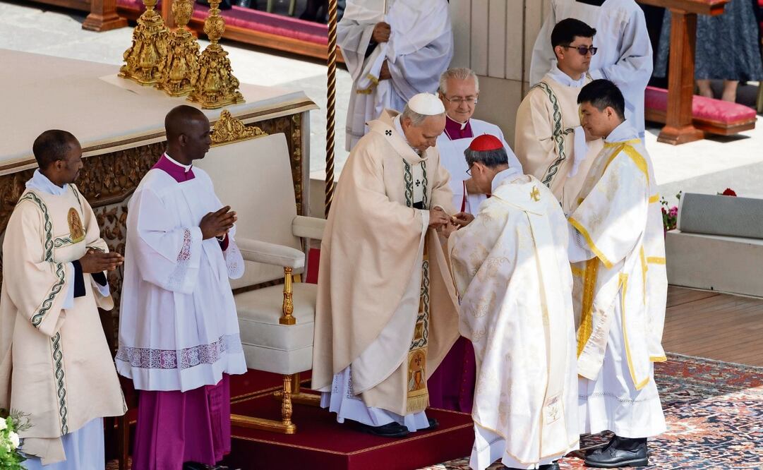 El cardenal filipino Luis Antonio Tagle coloca el anillo del Pescador en el dedo del papa León XIV durante la misa de inicio de su Pontificado, celebrada ayer en la Plaza de San Pedro en el Vaticano. Foto: EFE
