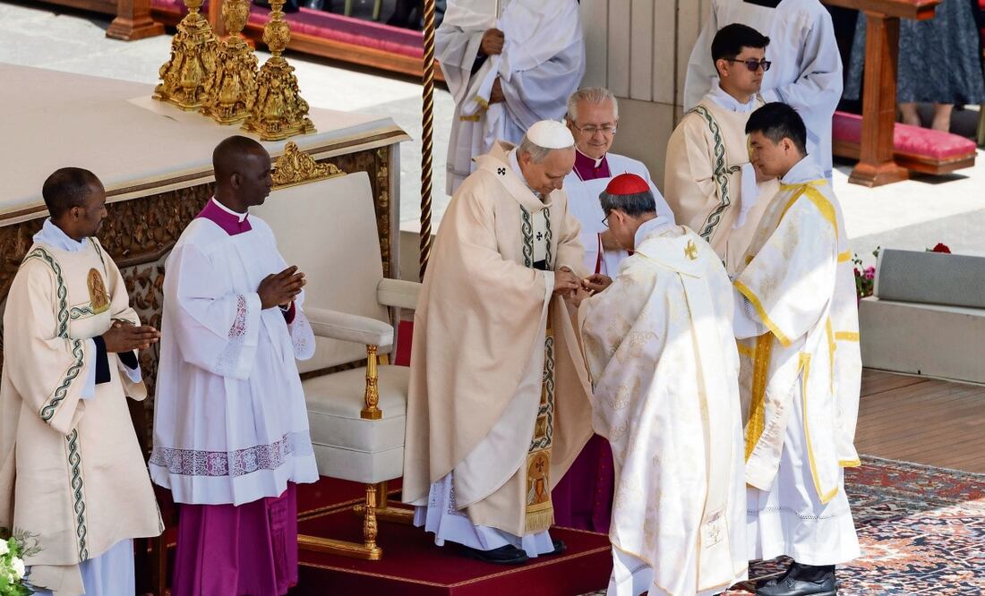 El cardenal filipino Luis Antonio Tagle coloca el anillo del Pescador en el dedo del papa León XIV durante la misa de inicio de su Pontificado, celebrada ayer en la Plaza de San Pedro en el Vaticano. Foto: EFE