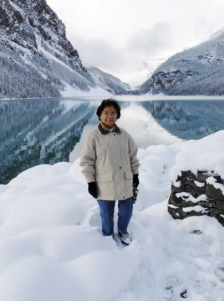 Ofelia Fernández en el Parque Nacional Banff, años después de la expedición femenina. Según comentó Luz María Guzmán, “mi mama empezó a caminar por los cerros y montañas de la CDMX a sus 14 o 15 años. Siempre le gustó la naturaleza, sentir el aire, ver la cumbres nevadas, caminar entre bosques, algo que toda su vida disfrutó y la llenaba muchísimo”. Foto: ESPECIAL/Cortesía Luz María Guzmán.