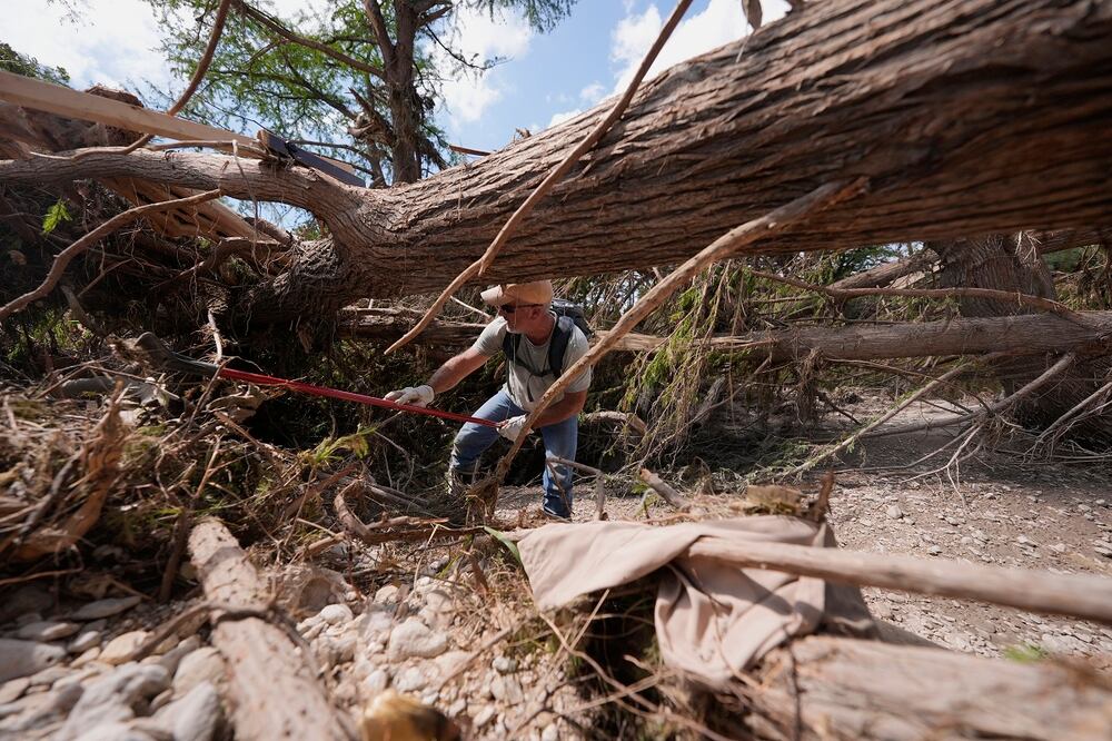 Una persona busca a lo largo del río Guadalupe después de las inundaciones en Kerrville, Texas. Foto: AP
