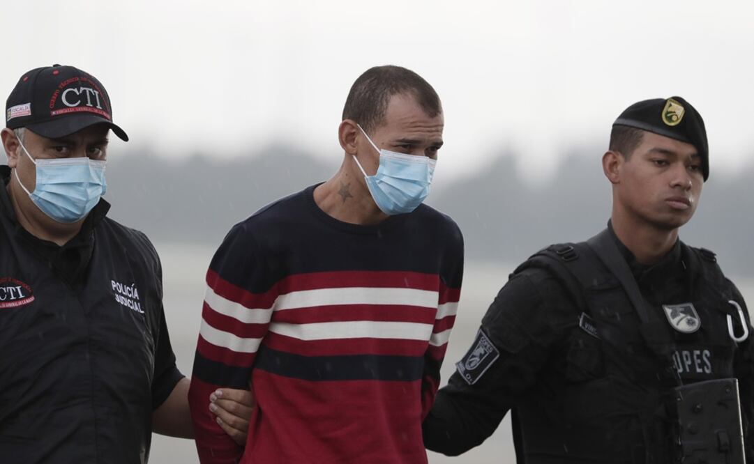 Capturado por el crimen del fiscal paraguayo Marcelo Pecci, es trasladado por agentes de la Policía y del Cuerpo Técnico de Investigación (CTI). Foto: EFE