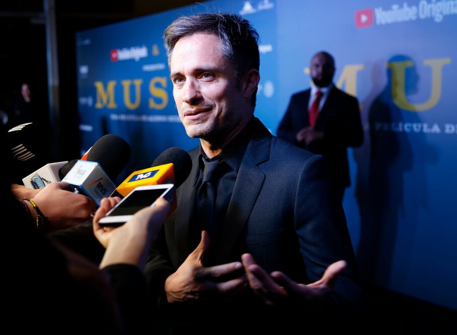 Gael García Bernal en la alfombra roja para la premier de la película "Museo" en el Museo Nacional de Antropología (AGUSTÍN SALINAS. EL UNIVERSAL)