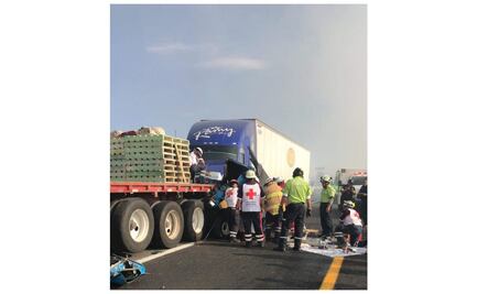 Tráiler arrolla dos autos en libramiento Lerma-Valle de Bravo; hay 2 muertos
