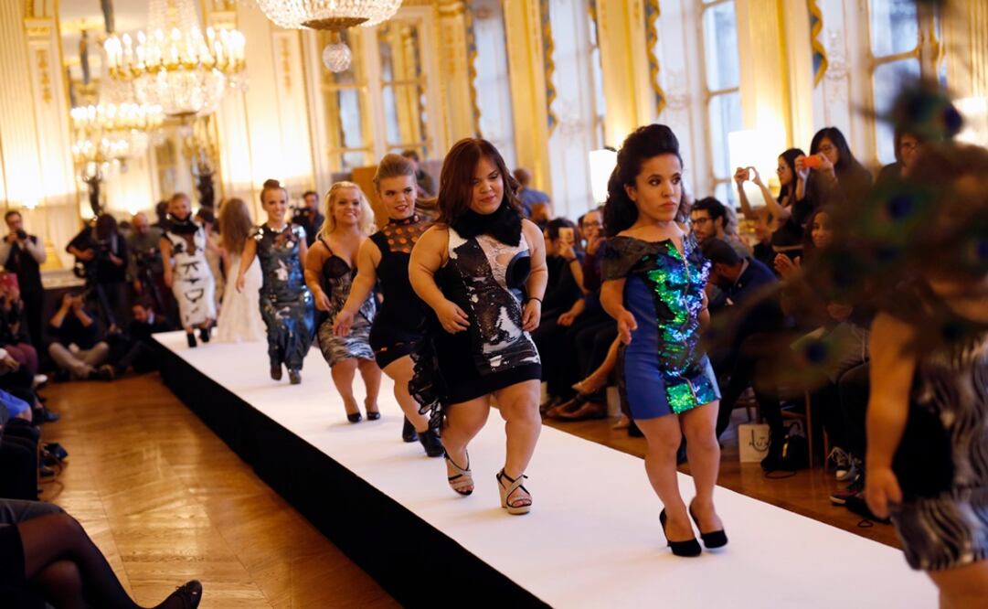 Una decena de jóvenes de menos de 130 centímetros de altura desfilaron en París en una iniciativa que persigue "invertir los dictados discriminatorios de la belleza" . FOTO: AP