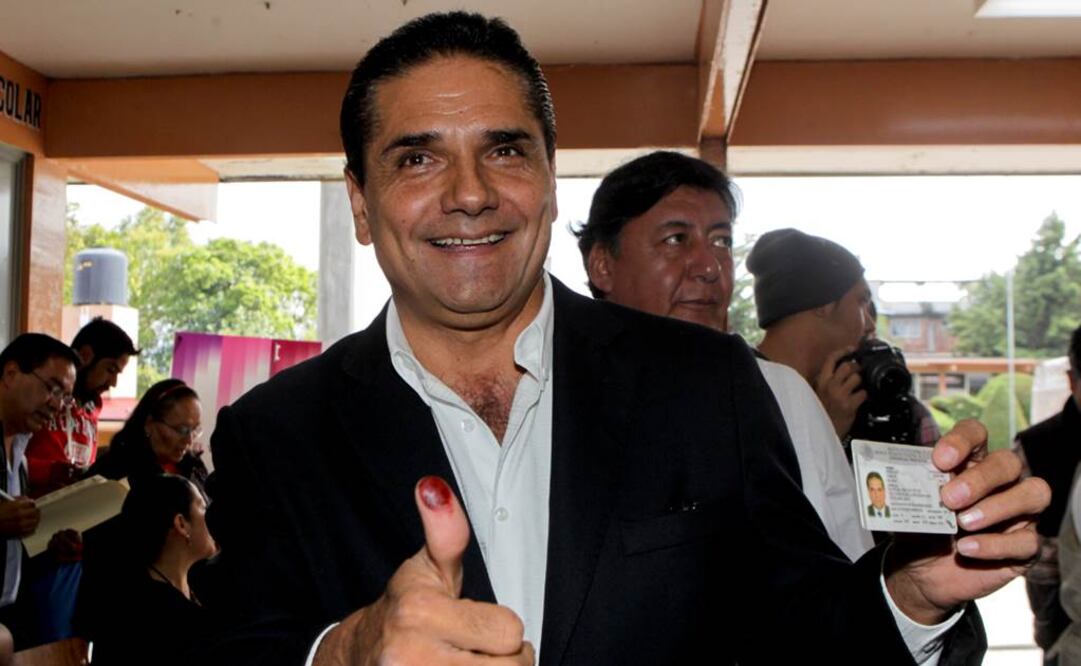 Silvano Aureoles candiato a la gobernatura muestra el pulgar despues de emitir su voto. Foto: Ramón Romero/ El Universal