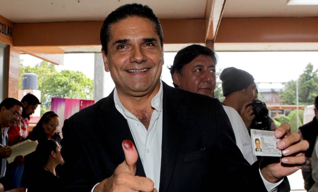 Silvano Aureoles candiato a la gobernatura muestra el pulgar despues de emitir su voto. Foto: Ramón Romero/ El Universal