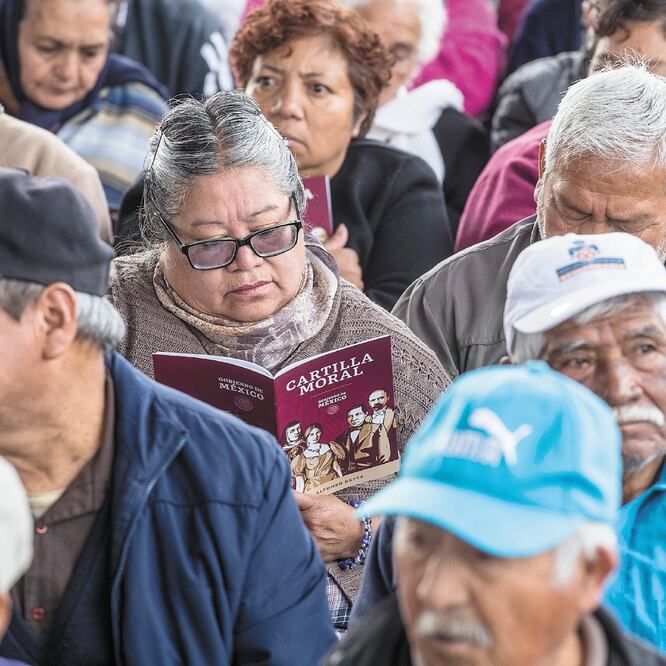 La “a l ia n z a” con grupos religiosos para la distribución de la Cartilla Moral es un asunto que pone en riesgo la laicidad, señalan expertos. ARCHIVO EL UNIVERSAL
