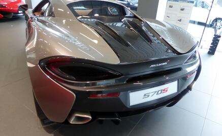 El misterio del McLaren que lleva años estacionado fuera de un hotel