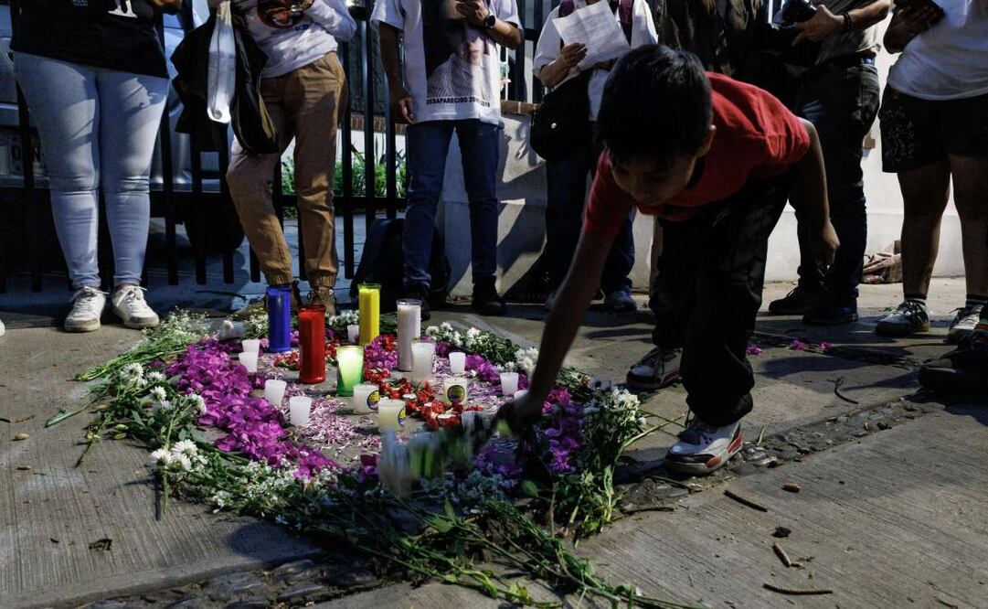 Colectivos de madres buscadoras se reunieron frente a casa de representación del gobierno de Jalisco para hacer una velada por el reciente asesinato de la madre buscadora María del Carmen y su hijo Jaime. Foto: Yaretzy M. Osnaya/EL UNIVERSAL