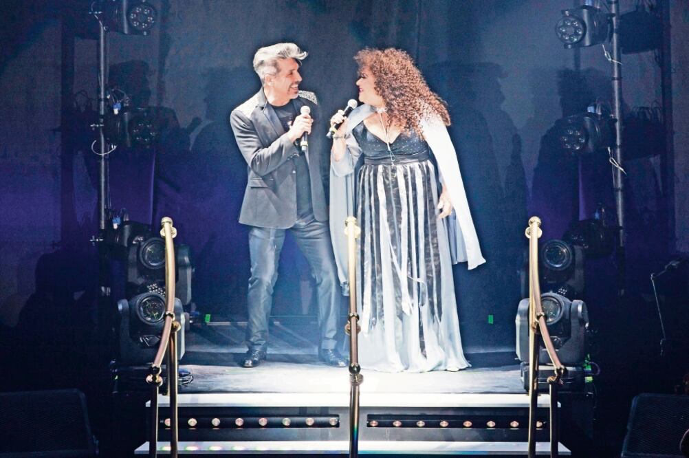 Con Amanda Miguel, el cantante ha presentado varios shows en México (ARCHIVO EL UNIVERSAL)