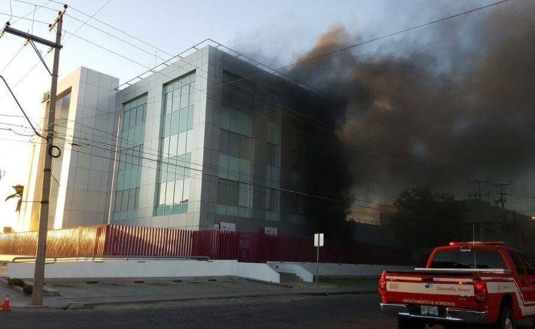 el incendio inició alrededor de las 16:30 horas locales en el sótano. /Amalia Escobar - EL UNIVERSAL