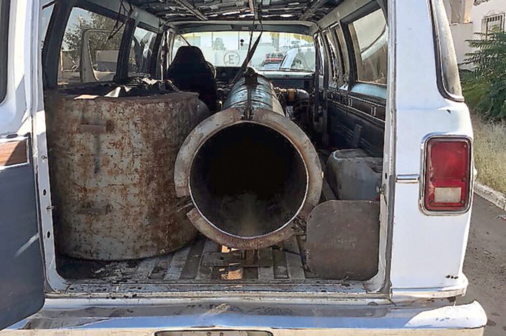 El vehículo tiene adaptado un mecanismo tubular con una manguera y compresor que sirve para arrojar paquetes de narcóticos a la Unión Americana (FOTOS: ESPECIALES)