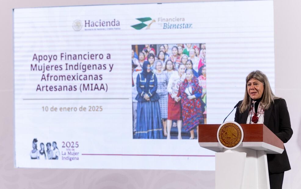 María del Rocío Mejía Flores, directora general de Financiera para el Bienestar (Finabien), presentó el programa de Apoyo Financiero a Mujeres indígenas y Afromexicanas Artesanas (MIAA), en el cual se darán apoyos directos para personas física de 10 mil hasta 50 mil pesos, mientras que para colectivos o sociedades cooperativas de 50 mil hasta 300 mil pesos. Foto: Hugo Salvador/EL UNIVERSAL