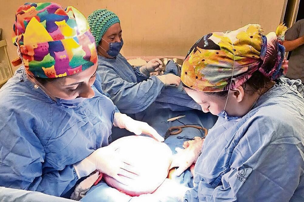 A tiempo. Tabita Tzontehua había sido diagnosticada con colitis, pero en el Seguro Social le detectaron un quiste en el vientre. Foto: ESPECIAL