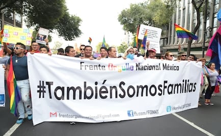 Comunidad LGBTTTI marcha hacia la Catedral Metropolitana