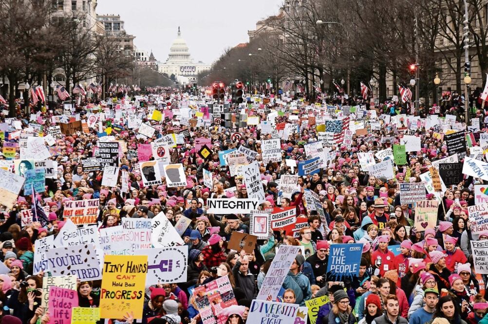 Cientos de miles de estadounidenses se manifestaron ayer por la avenida Pennsylvania, en Washington, en la “Marcha de las Mujeres” (BRYAN WOOLSTON. REUTERS)