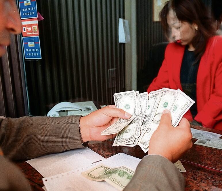 Al cierre del miércoles, el dólar al mayoreo cotizó en 16.54 pesos, indican las operaciones que reporta Bloomberg. Foto: Archivo / EL UNIVERSAL