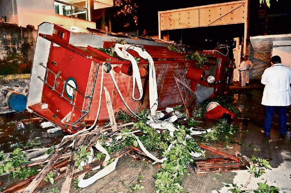Alrededor de las 22:00 horas, un camión de bomberos de Pemex volcó en la zona de la terminal marítima cuando bajaba de la zona de tanques de almacenamiento y cayó a un barranco de unos tres metros, donde perdió la vida un trabajador (CORTESÍA)