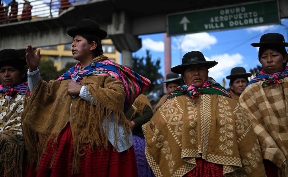 Mujeres indígenas participan en un bloqueo vial en El Alto, en medio de la crisis política que enfrenta Bolivia (29/05/2026). Foto: AFP