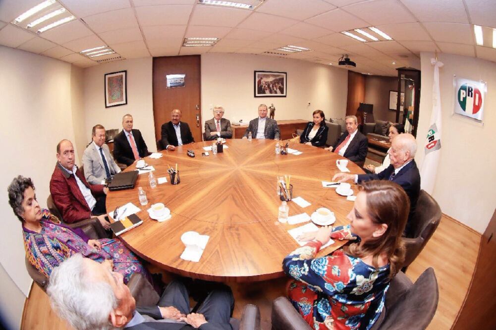 René Juárez Cisneros, líder nacional del PRI, en una reunión con dirigentes y militantes en la sede nacional del tricolor (TOMADA DE TWITTER)