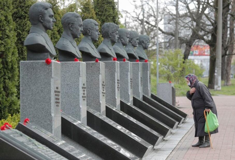 Ucrania honra a “liquidadores” del accidente de Chernóbil en medio de incendios en la zona