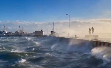 Vientos de 107 km golpean la costa veracruzana; reportan caída de árboles, espectaculares y destechamiento de viviendas