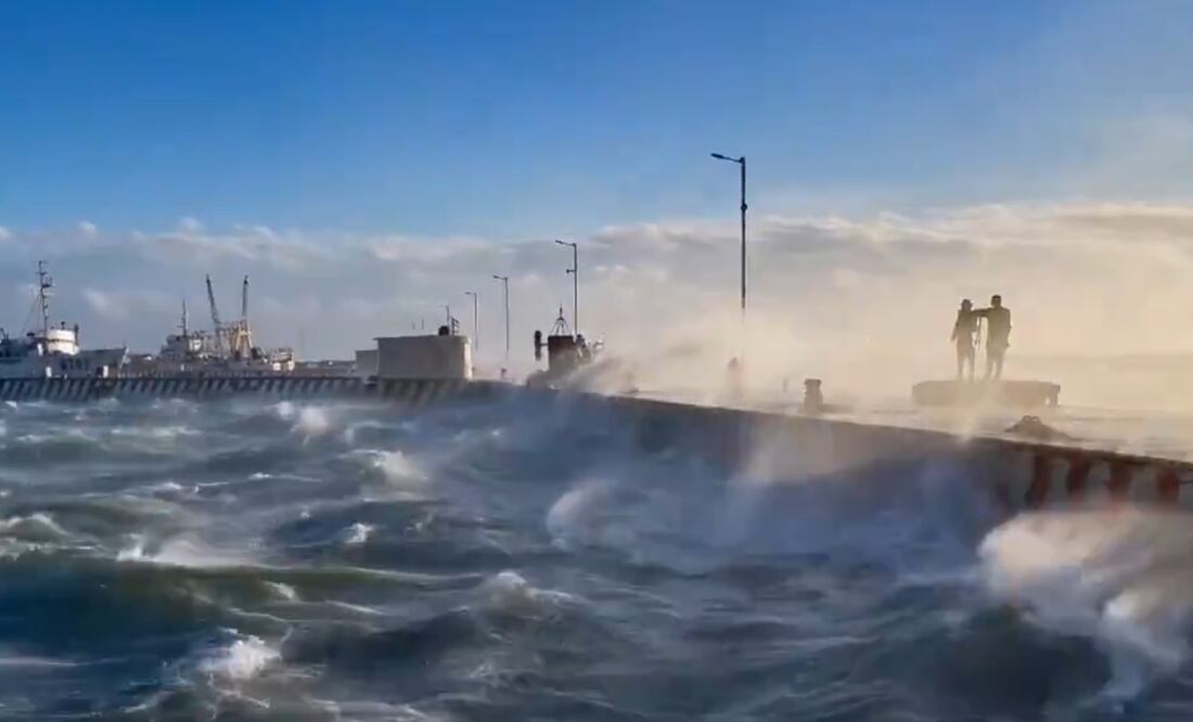 La Comisión Nacional del Agua reportó rachas de 71 kilómetros por hora en el malecón del puerto de Veracruz. Imagen ilustrativa