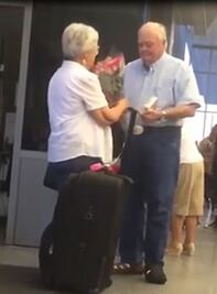 Conmovedor reencuentro de dos abuelos en aeropuerto