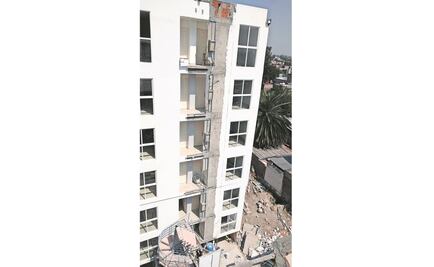 En Benito Juárez temen colapso de edificio de Bretaña 90