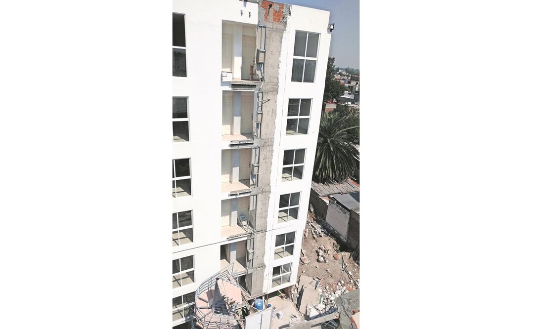 La torre. Bretaña 90 es una torre de siete pisos que quedó en pie pero con graves daños luego del sismo del 19-S (ESPECIAL)